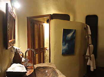 Lemala Wildwaters Lodge: Gästeunterkunft Badezimmer Waschtisch Lemala Wildwaters Lodge: Gästeunterkunft Badezimmer Waschtisch