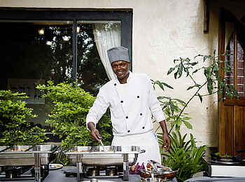 Mt. Meru Game Lodge: Koch am Buffet