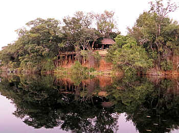 Namushasha River Lodge: Weitwinkelaufnahme der Lodge Namushasha River Lodge: Weitwinkelaufnahme der Lodge
