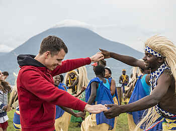 Volcanoes Virunga Lodge: Tanzender Gast Volcanoes Virunga Lodge: Tanzender Gast