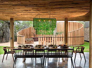 andBeyond Tengile River Lodge: Dinner unter einem Vordach