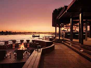 Baines Lodge: Die Boma bei Sonnenuntergang Baines Lodge: Die Boma bei Sonnenuntergang