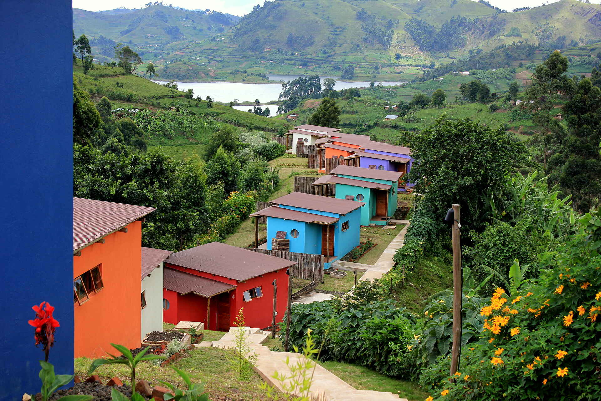 Bwindi Impenetrable Forest, Chameleon Hills Lodge, Gorilla tracking, Lake Mutanda, Außenansicht, Gästeunterkunft, Afrikarma, Afrikarma Safaris, Afrikarma Safaris - Wildnis. Hautnah., Afrikarma.de