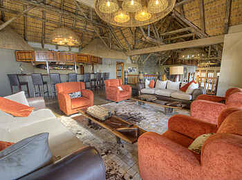 Divava Okavango Lodge and Spa: Großzügige Lounge Divava Okavango Lodge and Spa: Großzügige Lounge