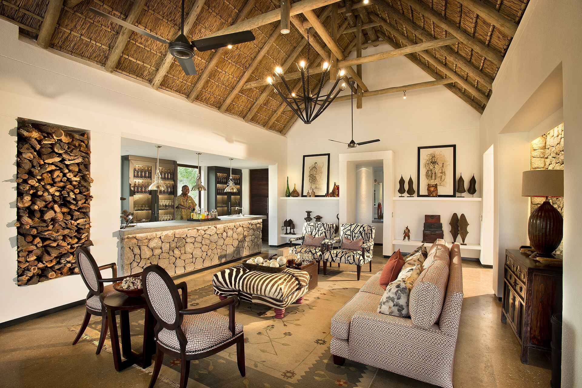 Dulini Private Game Reserve, Dulini River Lodge, Kruger National Park, Mabrak River, Sabi Sands Game Reserve, Südafrika, Bar, Lounge, Sessel, Sofas, Stühle, Tresen, Zentrale Einrichtungen, Afrikarma, Afrikarma Safaris, Afrikarma Safaris – Wildnis. Hautnah., afrikarma.de, Sand River