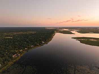 Duma Tau Camp: Lage am Fluss