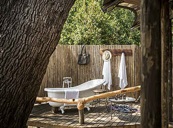 Kulandila Camp: Das Außenbad mit Badewanne Kulandila Camp: Das Außenbad mit Badewanne