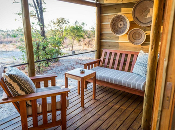 Mankwe Tented Retreat: Die Veranda mit Sitzecke Mankwe Tented Retreat: Die Veranda mit Sitzecke