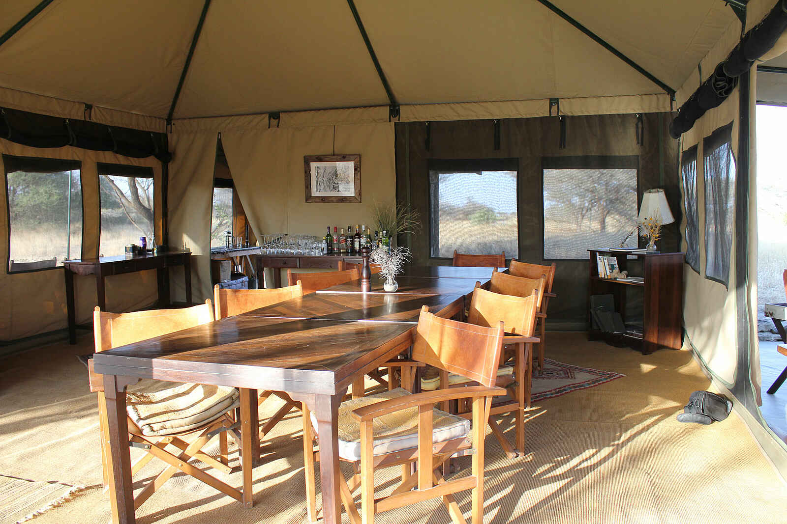 Manyara Ranch: Esstisch im Hauptzelt Manyara Ranch: Esstisch im Hauptzelt