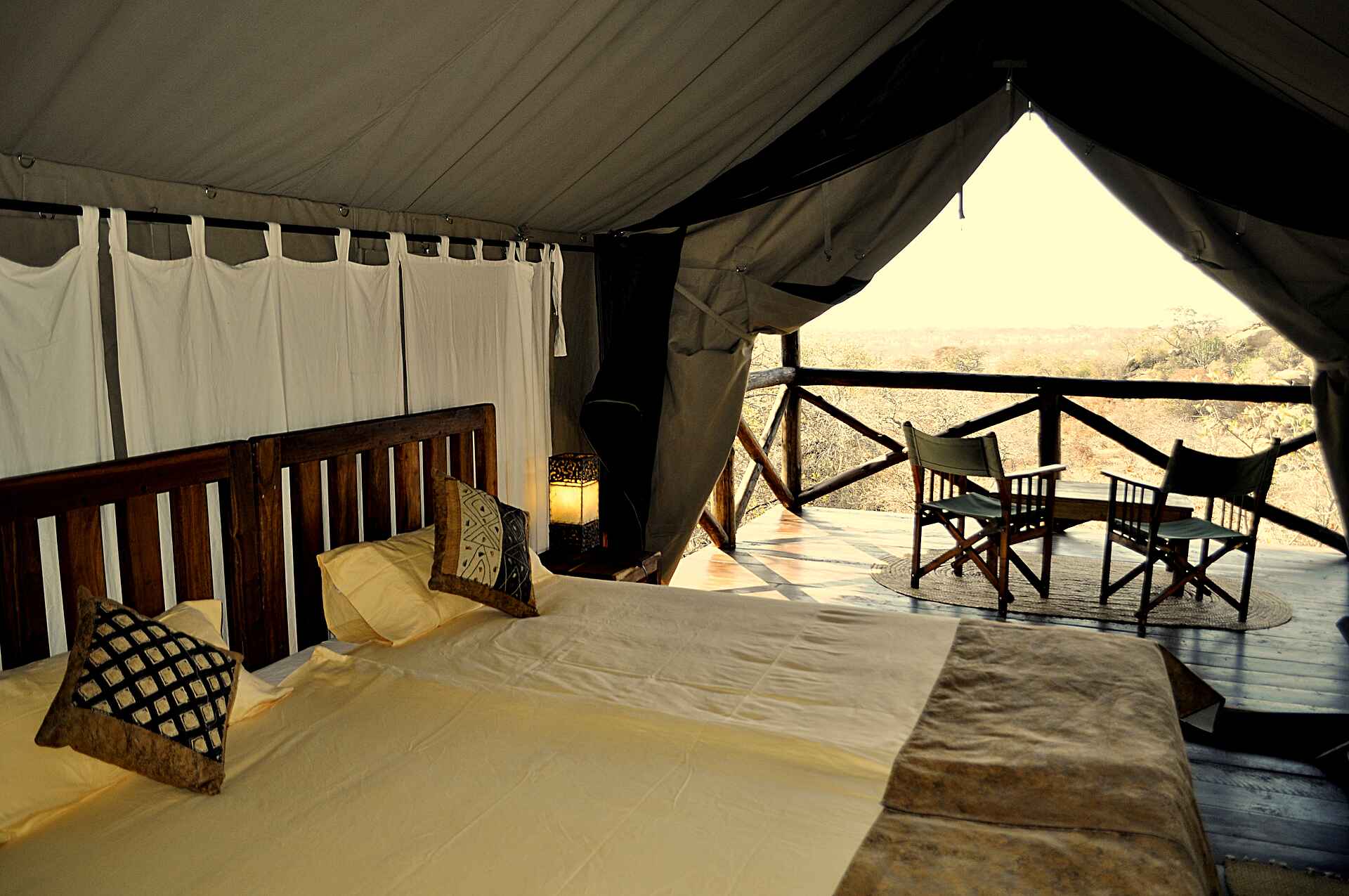 Maweninga Camp: Blick aus einem Gästezelt heraus Maweninga Camp, Tanganyika Expeditions, Tarangire National Park, Doppelbett, Gästechalet, Gästezelt, Regiesessel, Afrikarma, Afrikarma Safaris, Afrikarma Safaris - Wildnis. Hautnah., Afrikarma.de