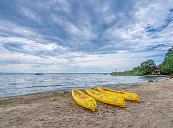Mbali Mbali Mahale Lodge: Kajaks am Seeufer