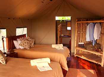 Nanzhila Plains Safari Camp: Blick in ein Gästezelt Nanzhila Plains Safari Camp: Blick in ein Gästezelt