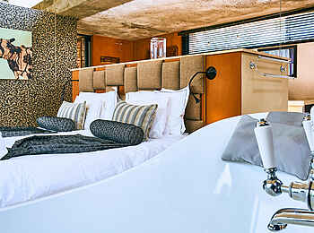 Otjimbondona Kalahari Lodge: Blick in die Villa Warthog