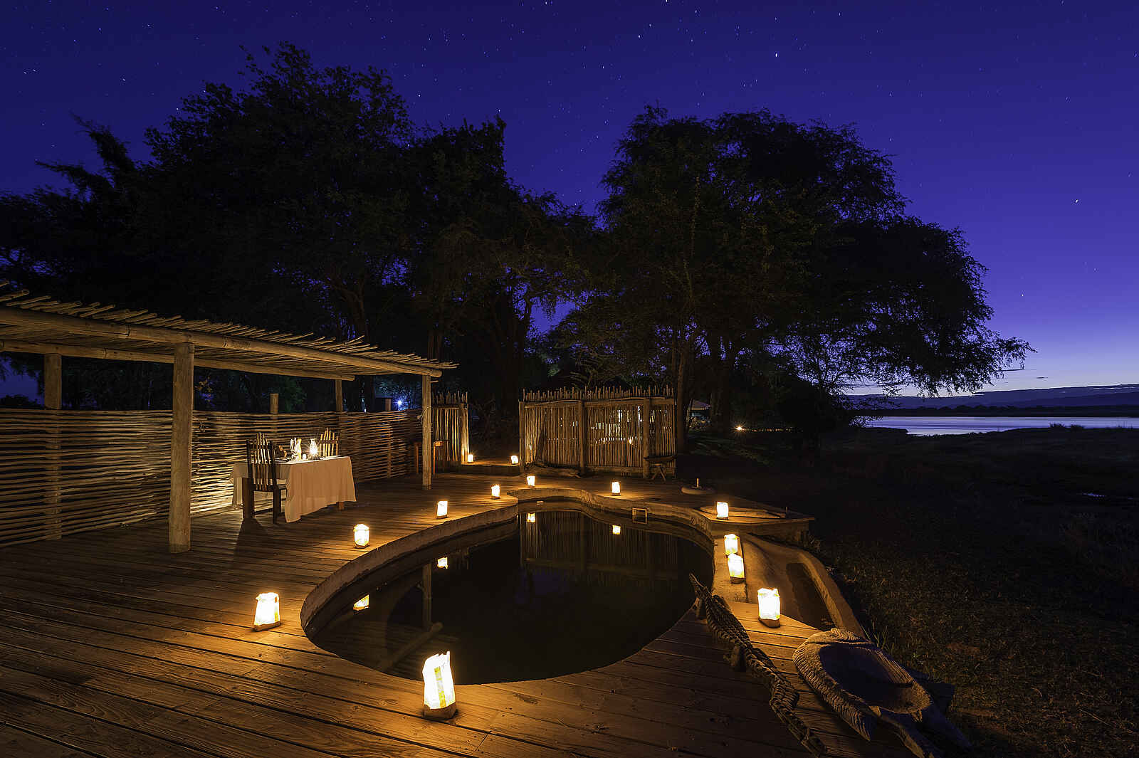 Ruckomechi Camp: Pool bei Nacht Ruckomechi Camp: Pool bei Nacht