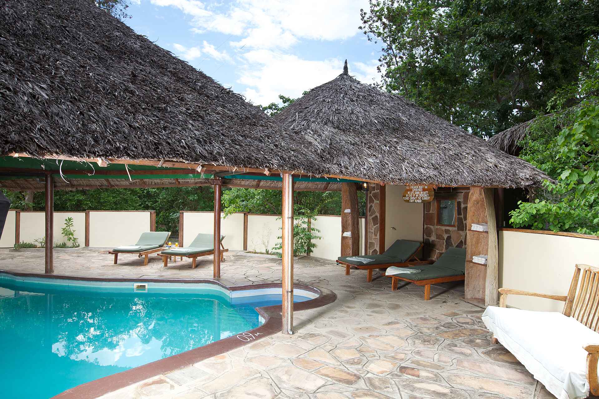 Rufiji River Camp: überdachter Pool Foxes Safaris, Rufiji River, Rufiji River Camp, Selous Game Reserve, Liegestühle, Reetdach, Swimmingpool, Afrikarma, Afrikarma Safari - Wildnis. Hautnah., Afrikarma Safaris, Afrikarma.de