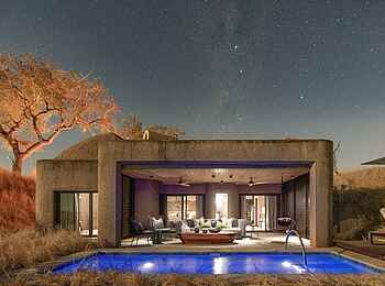 Sabi Sabi Earth Lodge: Lux Suite bei Nacht Sabi Sabi Earth Lodge: Lux Suite bei Nacht