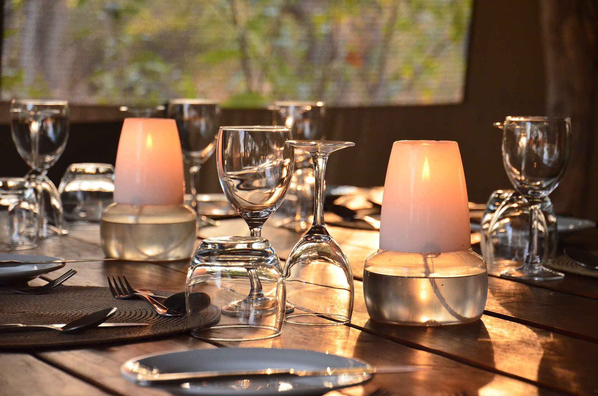 Sango Safari Camp: Details auf dem Esstisch Bush Ways, Khwai River, Moremi Game Reserve, NG 19, Okavango-Delta, Sango Safari Camp, Abendessen, Dinner Table, Lunch, Afrikarma, Afrikarma Safaris, Afrikarma Safaris - Wildnis. Hautnah., Afrikarma.de