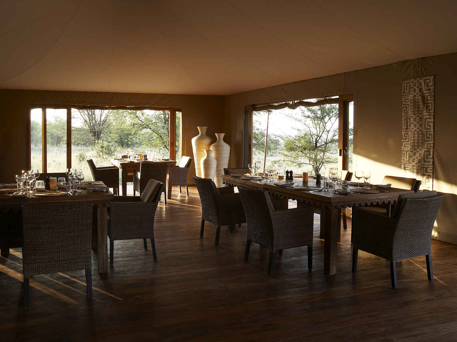 Sayari Camp: Esstische Sayari Camp: Esstische