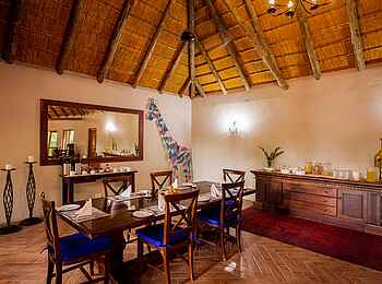 Thamo Telele Camp: Gedeckter Tisch Thamo Telele Camp: Gedeckter Tisch