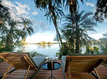 Thorntree River Lodge: Liegestühle auf dem privaten Deck Thorntree River Lodge: Liegestühle auf dem privaten Deck