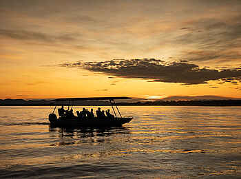 Zanji Suite at Tembo Plains Camp: Eine Sundowner Bootsfahrt Zanji Suite at Tembo Plains Camp: Eine Sundowner Bootsfahrt