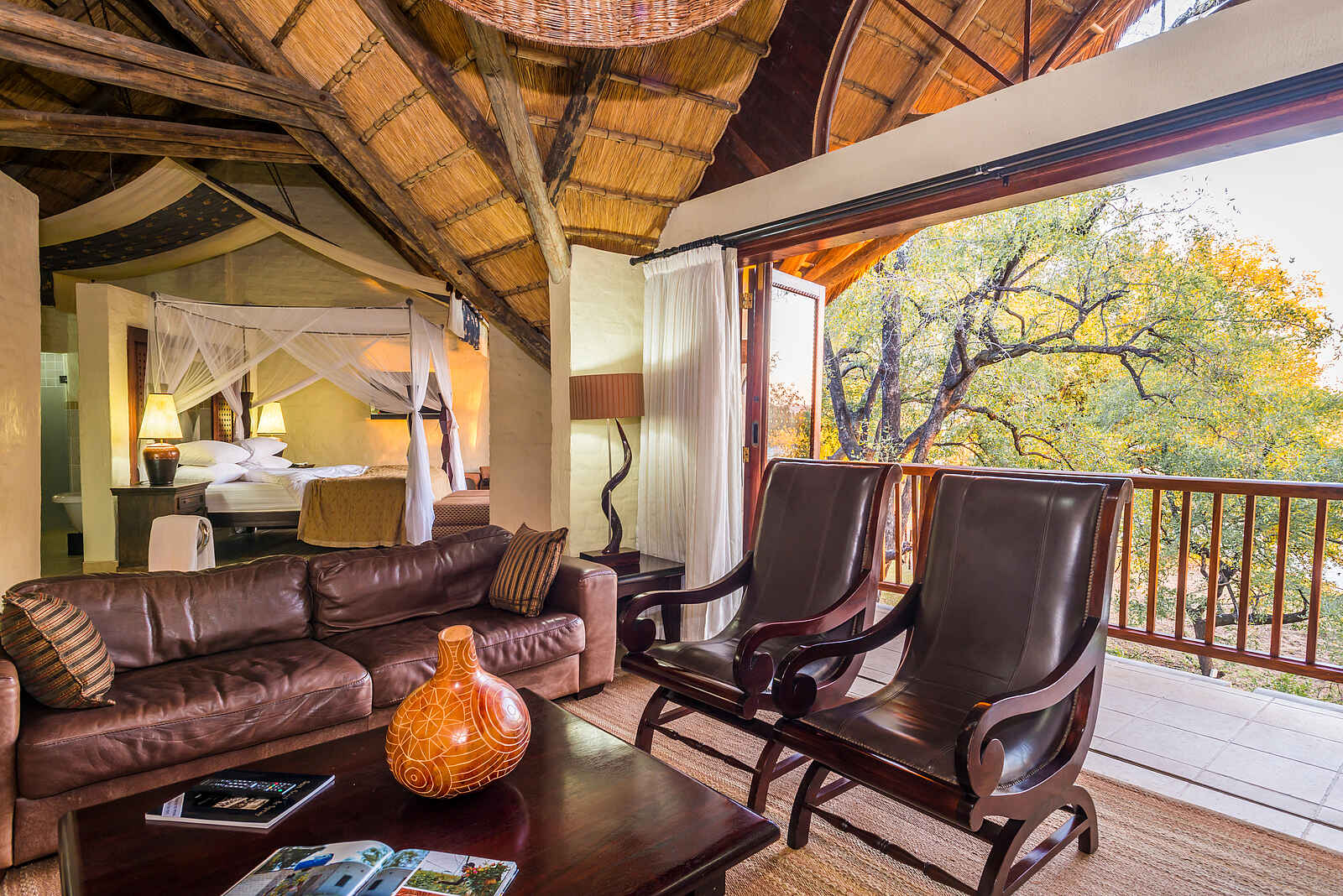 David Livingstone Safari Lodge: Lounge mit Ausblick auf Balkon und Landschaft David Livingstone Safari Lodge: Lounge mit Ausblick auf Balkon und Landschaft