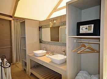 Desert Hills Glamping: Badezimmer mit zwei Waschbecken Desert Hills Glamping: Badezimmer mit zwei Waschbecken