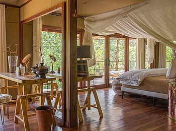 Legendary Mwiba Lodge: Interieur mit lackierten Dielen Legendary Mwiba Lodge: Interieur mit lackierten Dielen
