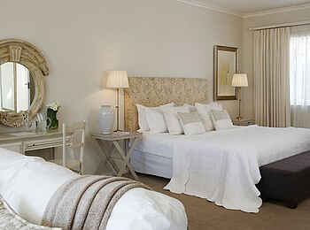 Leisure Isle Lodge: Doppelbett und Sofa