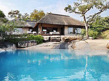 Londolozi Private Granite Suites: Blick auf den Pool von der Suite