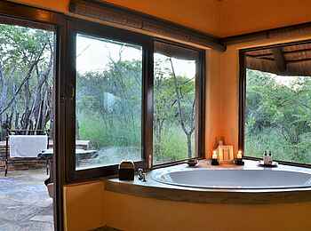 Motswiri Private Safari Lodge: Eckbadewanne in einer der Bush Villas Motswiri Private Safari Lodge: Eckbadewanne in einer der Bush Villas