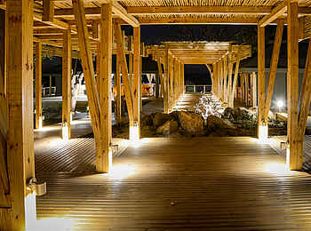 Simbavati Hilltop Lodge: Der Empfangsbereich bei Nacht