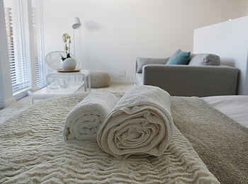 Swakopmund Luxury Suites: Bett in der Family SUite