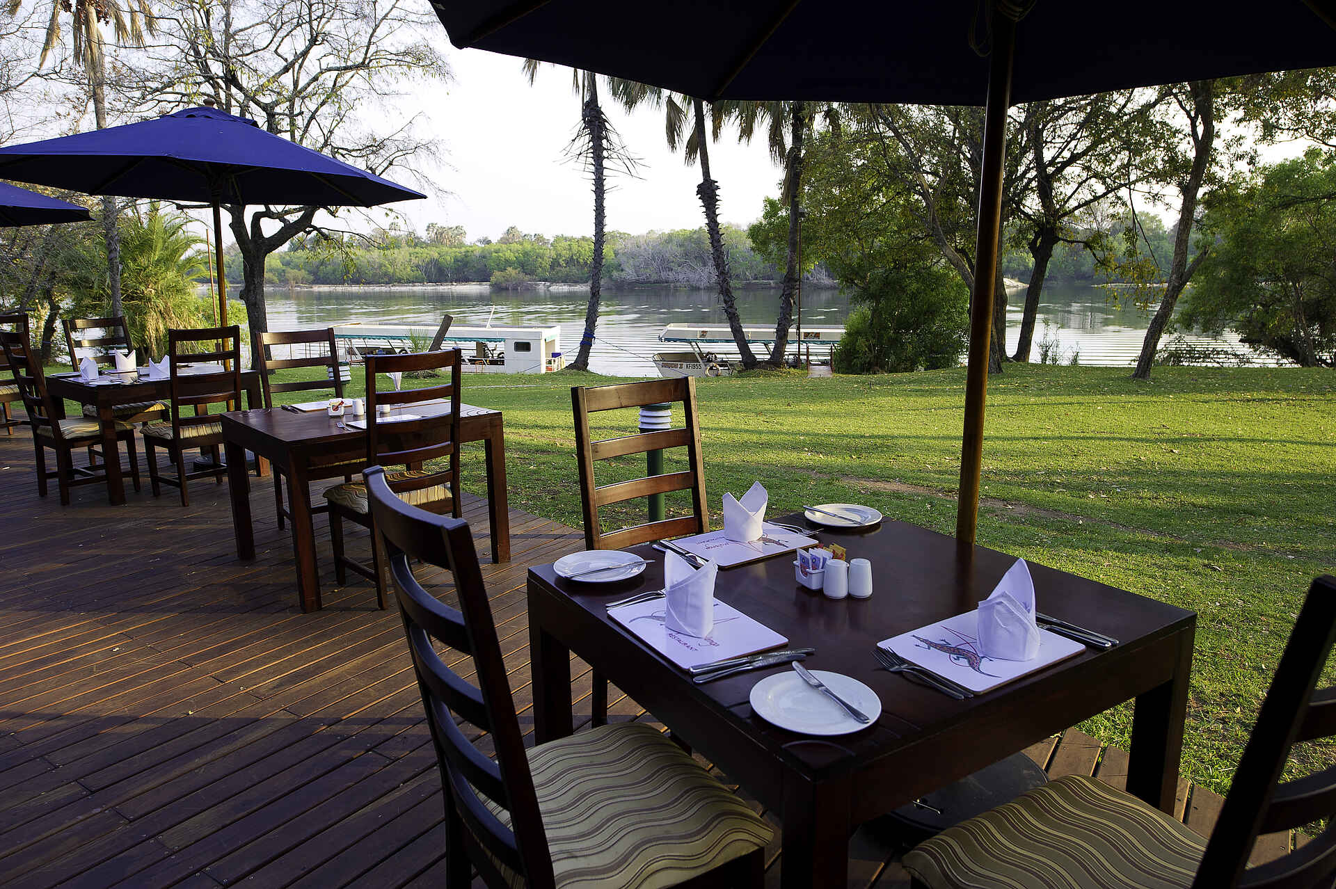 A'Zambezi River Lodge: Restaurantterrasse A'Zambezi River Lodge, Dinner, Fluss, Garten, Rainbow Toursim Group, Restaurant, Sambesi, Terrasse, Victoria Falls, Viktoriafälle, Afrikarma, Afrikarma Safaris, Afrikarma.de