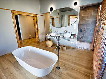 Bawe Island: Das Badezimmer einer Lagoon Suite