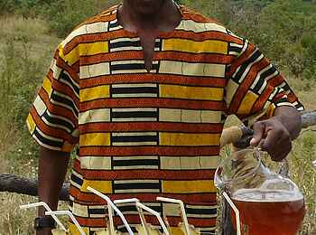 Beho Beho Camp: Kellner serviert kühle Drinks