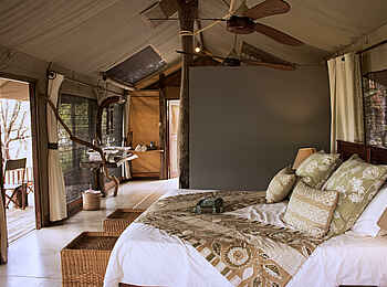 Changa Safari Camp: Blick in ein Gästezelt Changa Safari Camp: Blick in ein Gästezelt