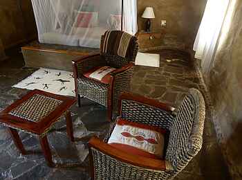 Fort Sesfontein: Zwei Korbsessel in einem Gästezimmer