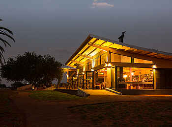 Kalahari Anib Lodge: Lodge in der Dämmerung