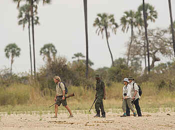 Kwihala Camp: Guides und Gäste zu Fuß unterwegs