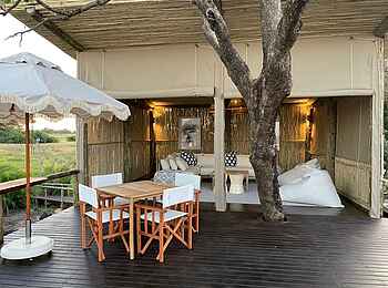 Mopriri Camp: Terrasse des Zentralbereichs Mopriri Camp: Terrasse des Zentralbereichs