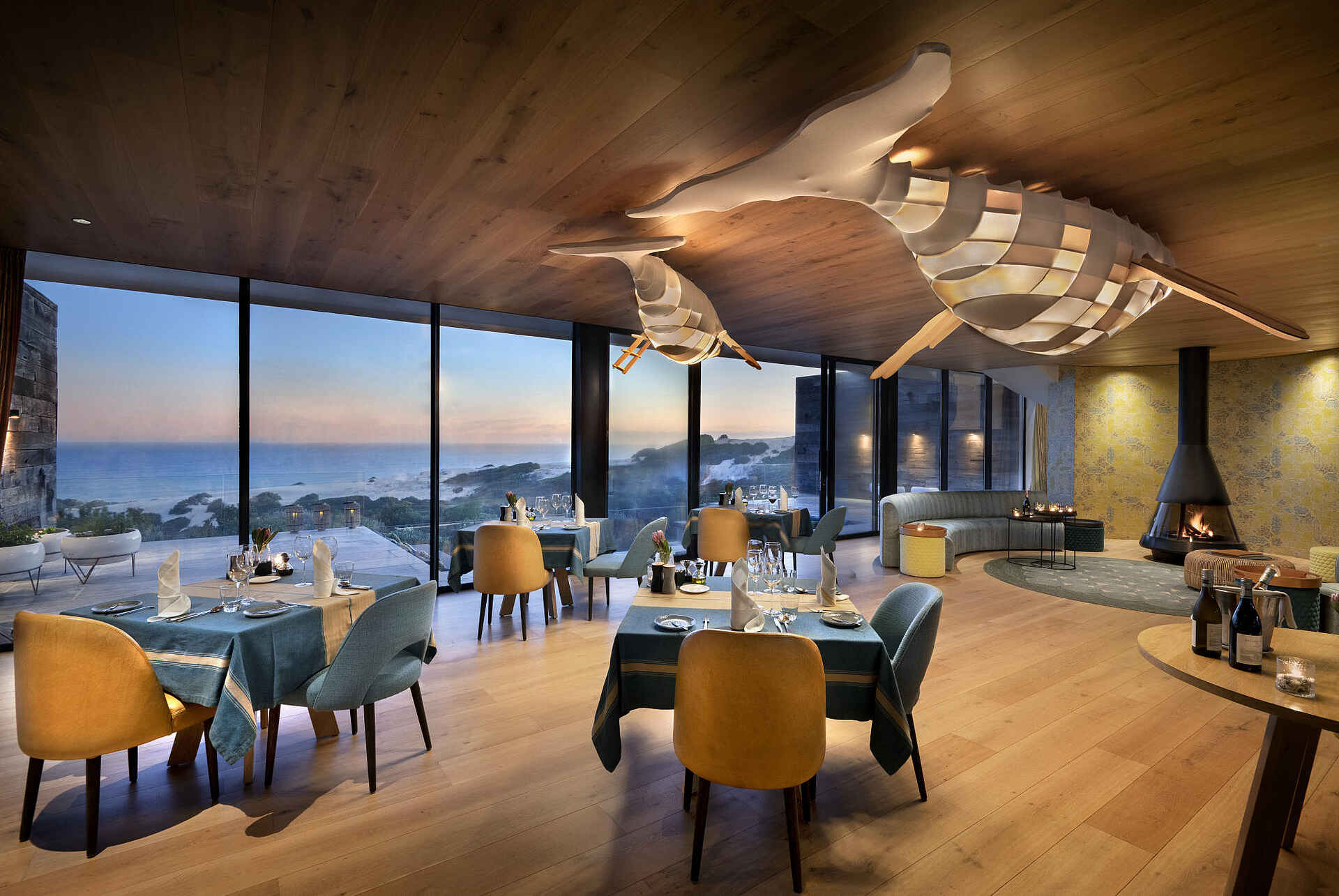 Morukuru Beach Lodge: Das Restaurant mit eindrucksvoller Wal Lampe