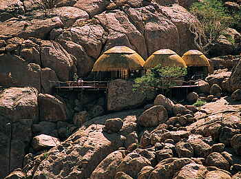 Mowani Mountain Camp: Blick auf die Rundhütten des Camps