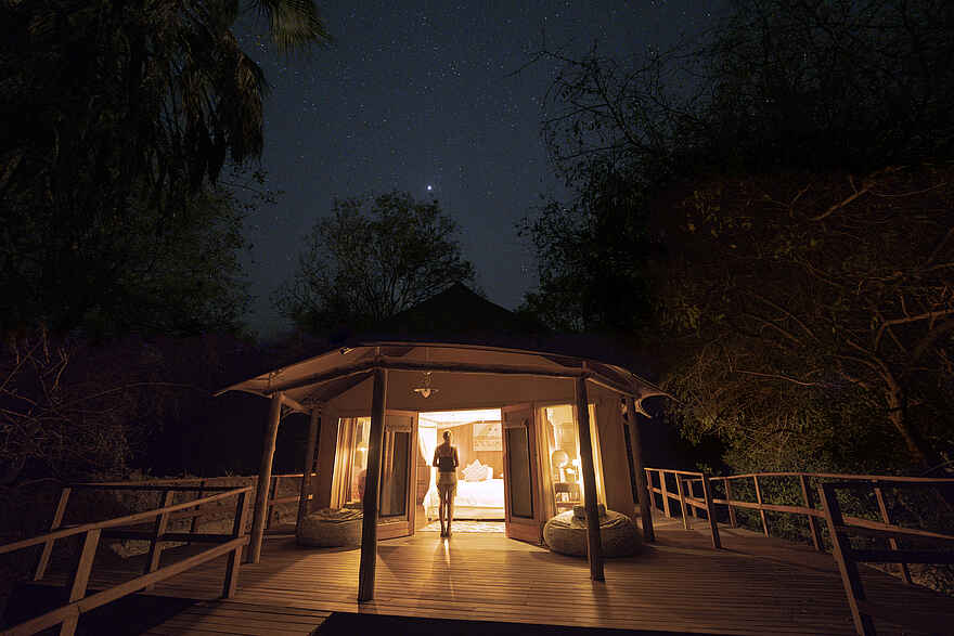 Muzimu Lodge: Eine Gästeunterkunft bei Nacht Muzimu Lodge: Eine Gästeunterkunft bei Nacht