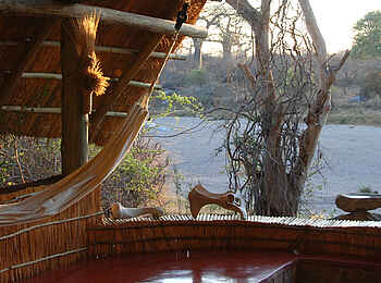 Mwagusi Safari Camp: Blick von der Terrasse ins Flussbett