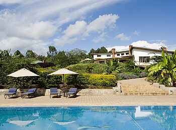 Tloma Lodge: Pool und Hauptgebäude verbindet eine breite Treppe