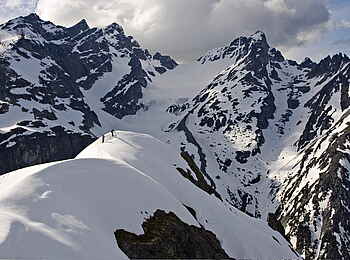 Tweedsmuir Park Lodge: Schneebedeckte Berge