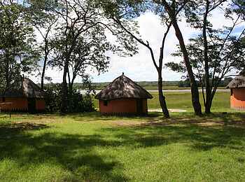 Wasa Lodge: Rondavels am Waldrand