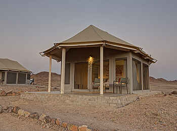 Desert Hills Glamping: Zelte in der Dämmerung Desert Hills Glamping: Zelte in der Dämmerung