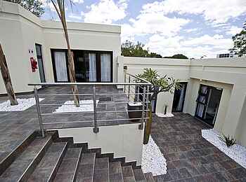 Galton House: Treppe im Innenhof